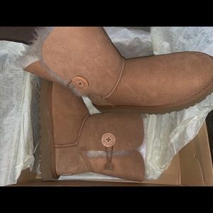 brand new uggs never used. it’s a sized 7 !